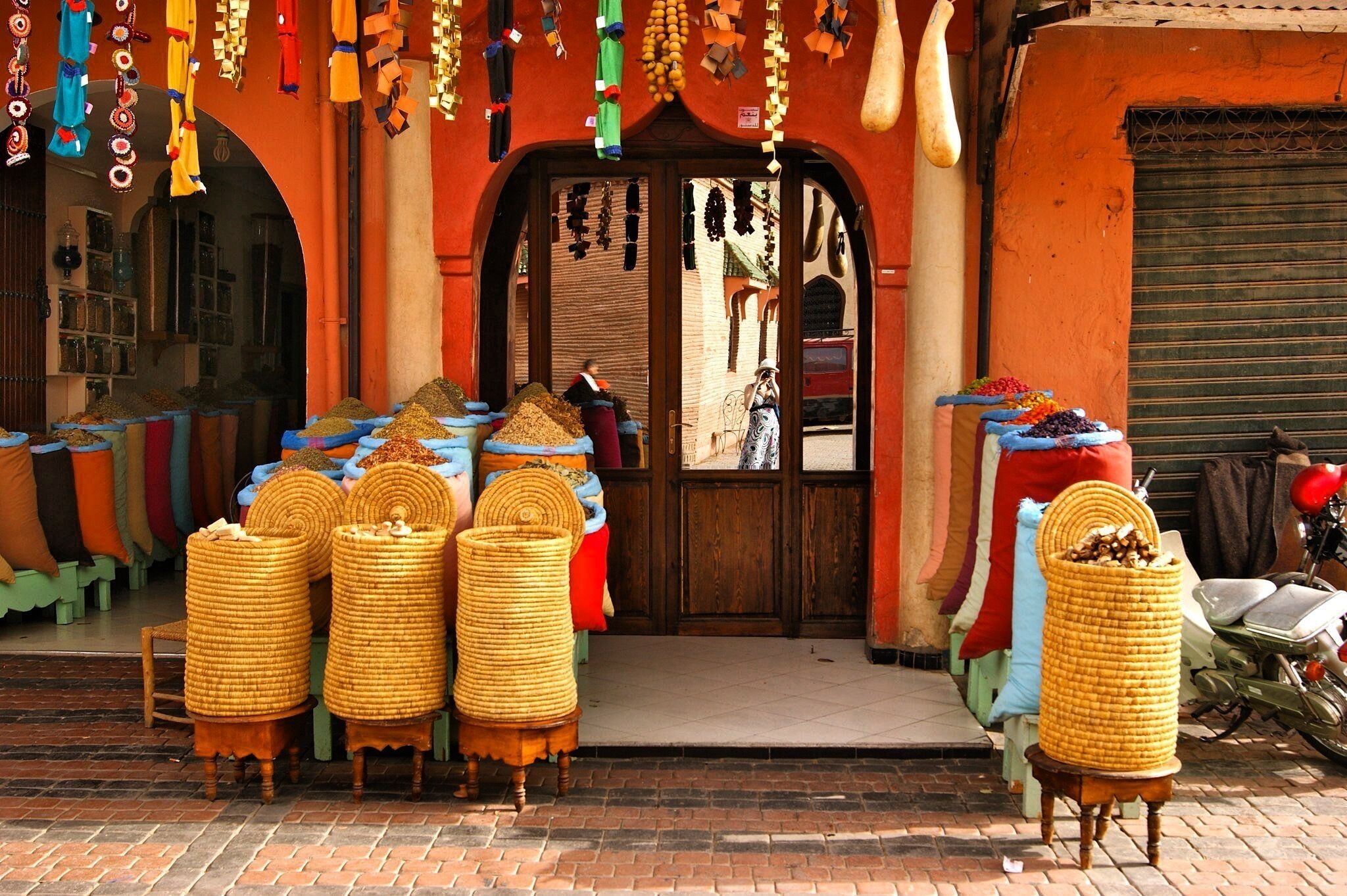 Another country that makes my Heart beat faster: Morocco. 

I took this photo back in 2011. Back then I was working in the Corporate world, studying part-time and to keep my sanity, I travelled as much as I could afford. 

This was a 4-day trip. Way too rushed to really take in the culture and fully enjoy it. But long enough to make you fall head over heels with the colorful hustle & bustle!

I'll be back! 

#alifefullofserendipity #serendipitytess #travel #morocco #marrakesh 