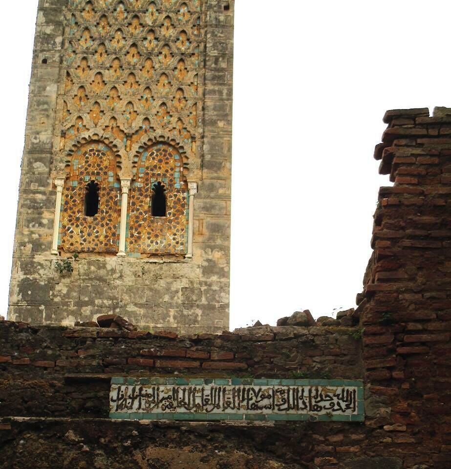 The minaret of the Abou Youssef Yacoub mosque. I didn't notice until I posted this photo, that the fretwork on this minaret (dating to the 13tj-14th cen.) is the same style as the Hassan II Mosque in Casablanca (which is a modern mosque, built in traditional style).

https://davenotravels.blog