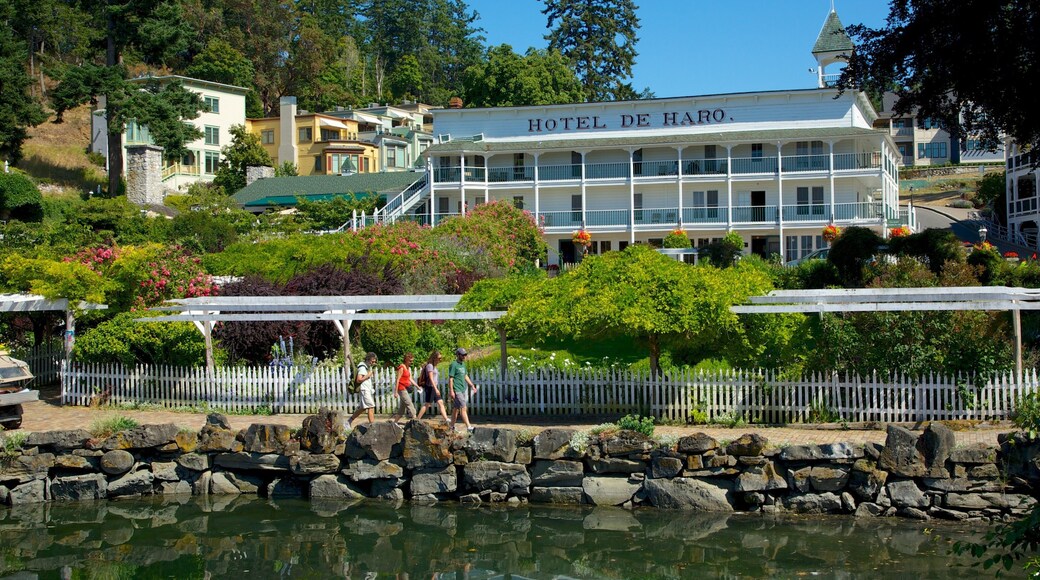 San Juan mostrando lago o sorgente d\'acqua, hotel e località costiera