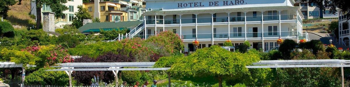 Insel San Juan mit einem See oder Wasserstelle, Hotel und Küstenort