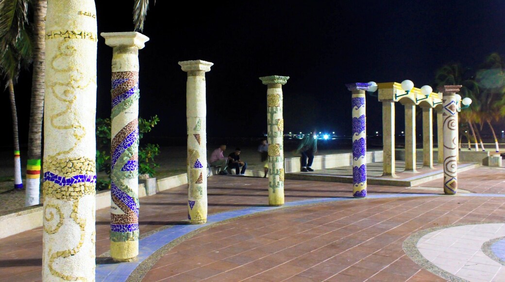 El Malecón in Riohacha has a nice night walk feeling.. Right next to the beach it has a nice warm breeze and all along the way you can buy nice souvenirs like the famous Wayuu bags which are knitted by the Wayuu tribe
#roadtrip