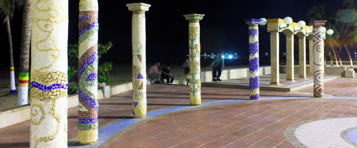 El Malecón in Riohacha has a nice night walk feeling.. Right next to the beach it has a nice warm breeze and all along the way you can buy nice souvenirs like the famous Wayuu bags which are knitted by the Wayuu tribe
#roadtrip