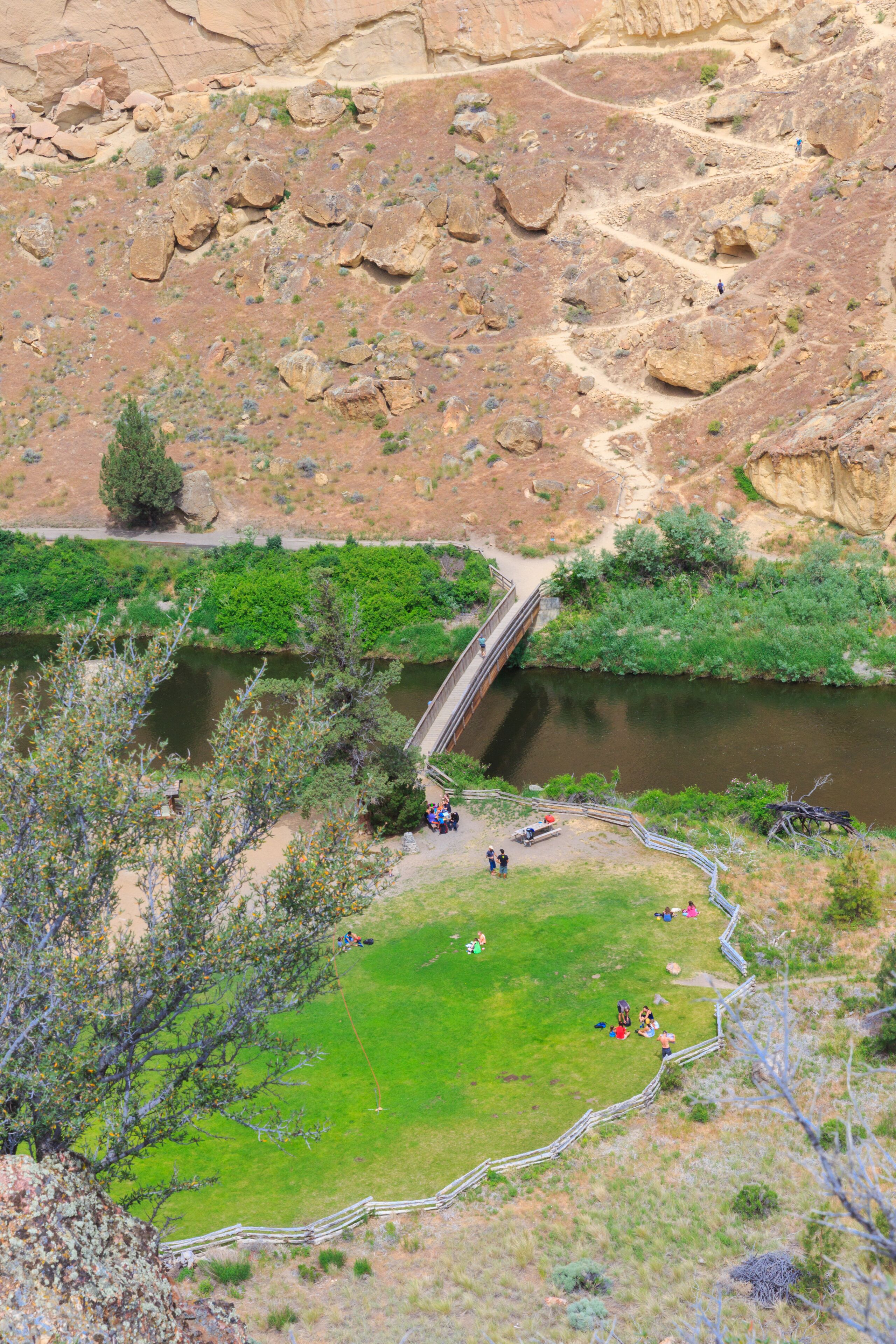 North America, United States, Oregon, Central Oregon,  Redmond, Terrebonne, Oregon. Smith Rock State Park. Crooked River. High Desert. Basalt rocks and cliffs.