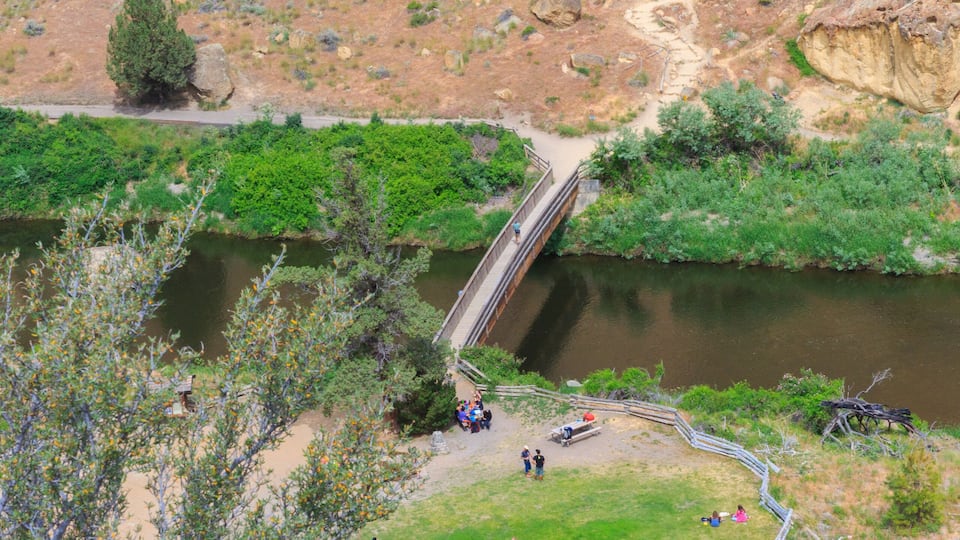 North America, United States, Oregon, Central Oregon, Redmond, Terrebonne, Oregon. Smith Rock State Park. Crooked River. High Desert. Basalt rocks and cliffs.