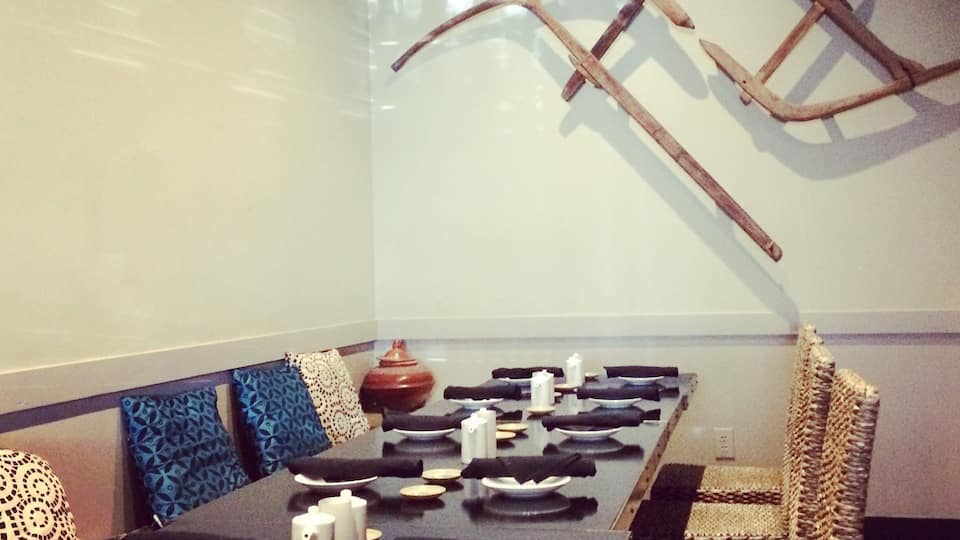 Private dining room decor