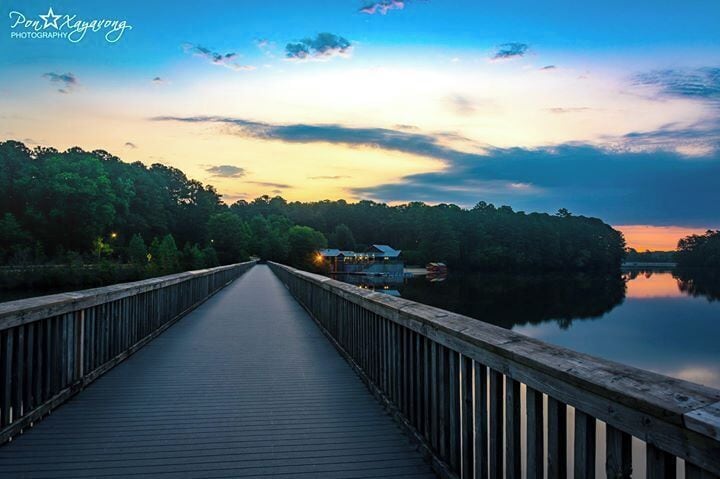 Beautiful park to hike or rent kayaks and have very scenic trails. I went there during sunrise.