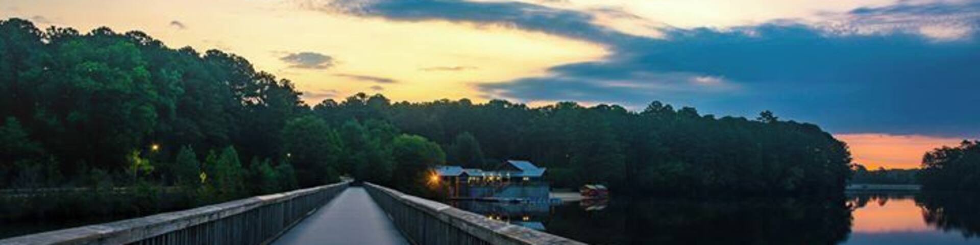 Beautiful park to hike or rent kayaks and have very scenic trails. I went there during sunrise.