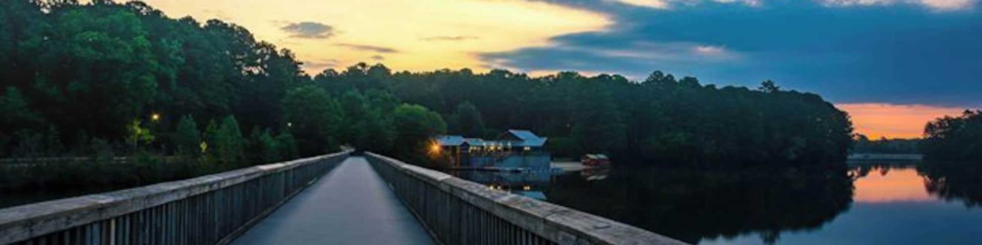 Beautiful park to hike or rent kayaks and have very scenic trails. I went there during sunrise.