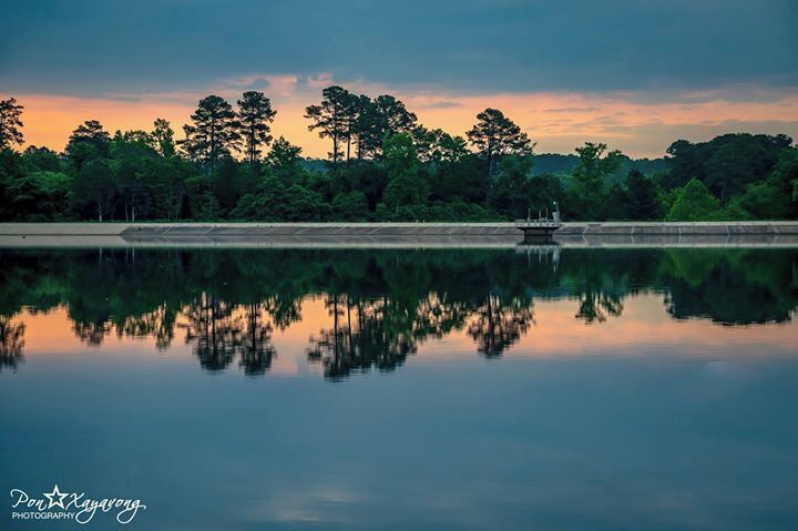 Beautiful park to hike or rent kayaks and have very scenic trails. I went there during sunrise.