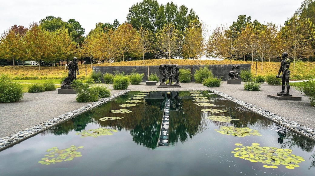 Great place to visit during beautiful weather and its free only pay for special event. there alot of art displays outside and indoor. also alot of walking trails so u can bring ur dog.