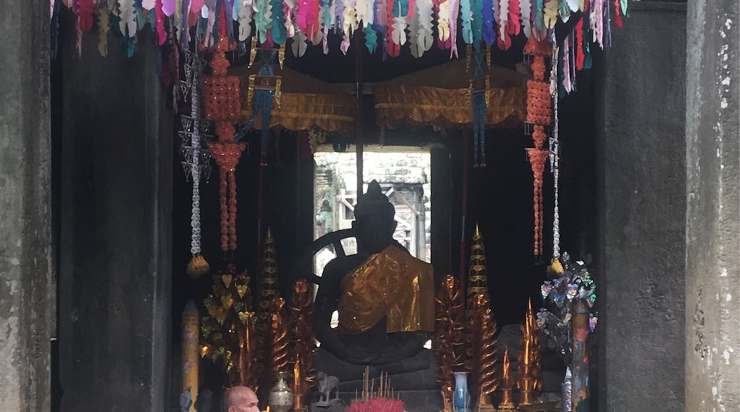 Buddhism and colors in an ancient temple
#instone