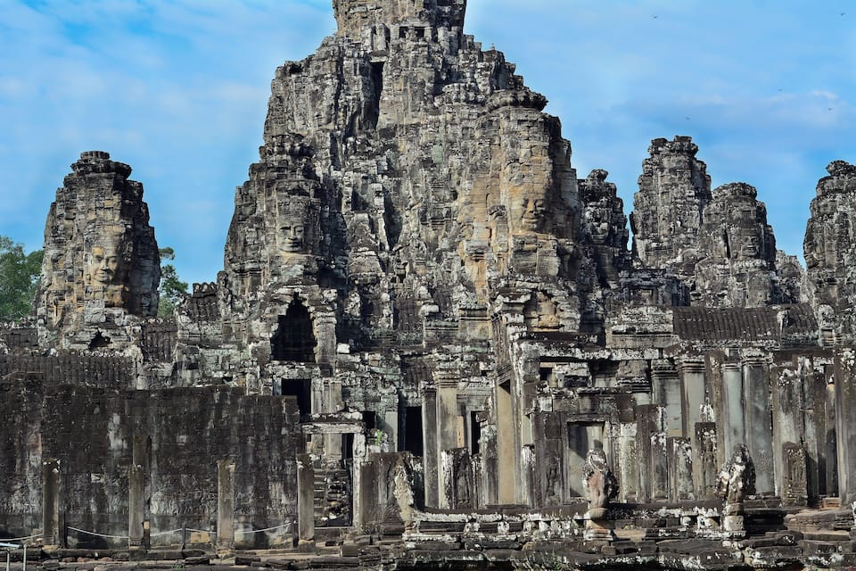 Un vaste complexe de temples anciens, comprenant de nombreuses structures imposantes et des sculptures complexes.