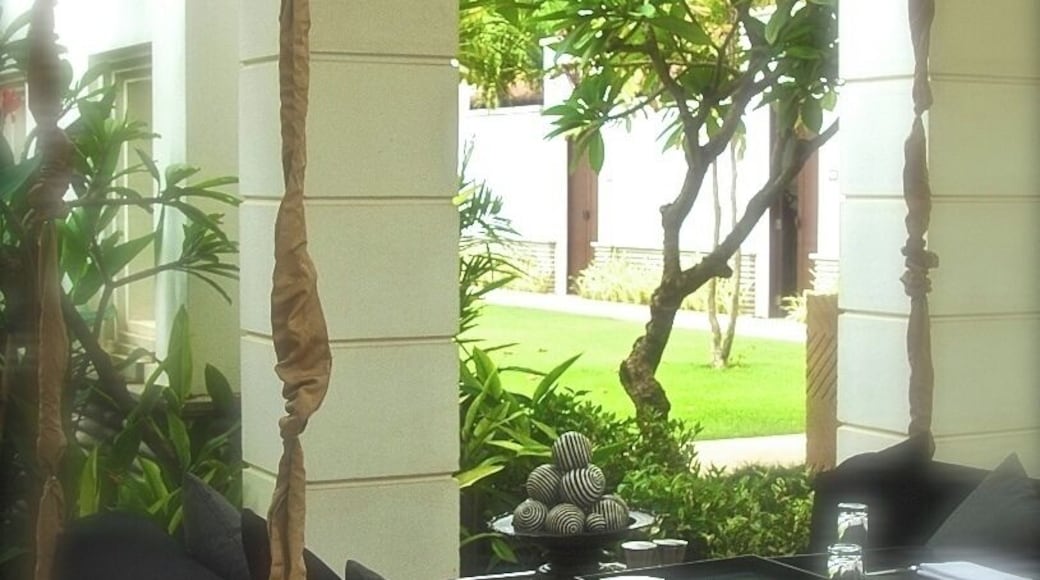 Hanging daybed/table at the dining area. It's lovely!