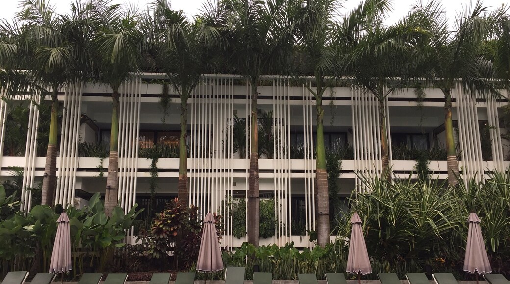 Beautiful mid-century modern hotel in Wat Bo neighborhood of Siem Reap. Design, food, experience and staff were wonderful. #angkorwat #merch