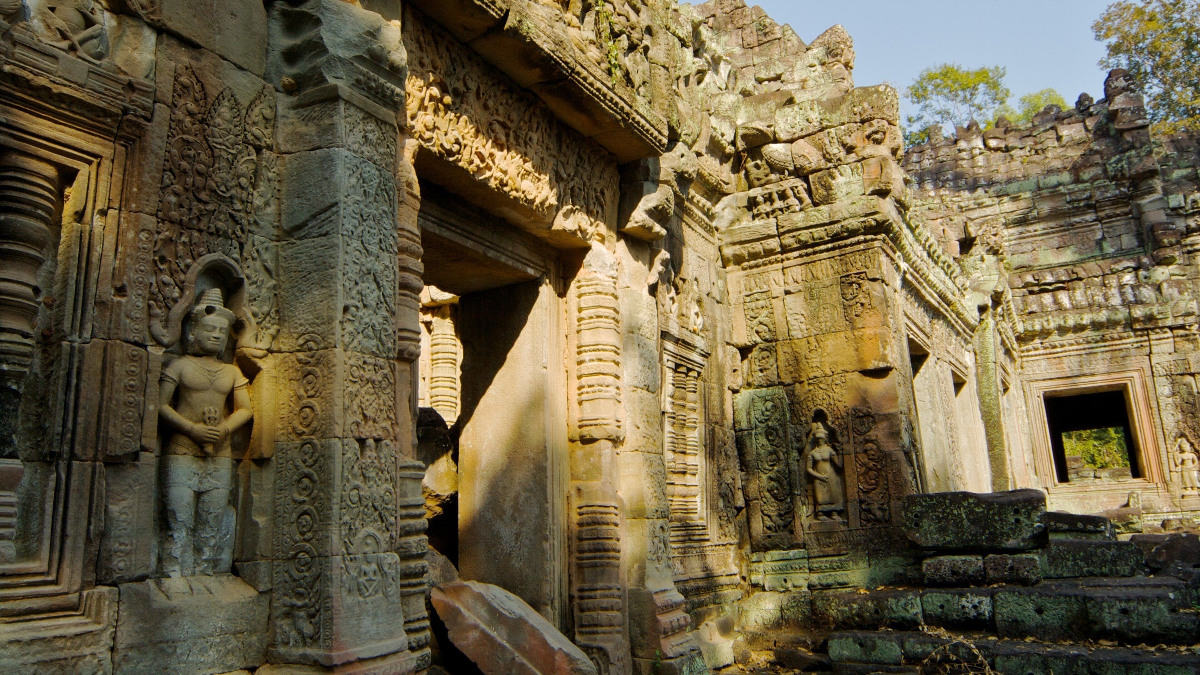 Siem Reap featuring a temple or place of worship and heritage architecture