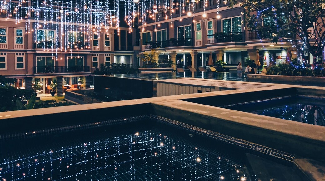 Look up and get lost.
The sky is full of stars when night falls in this luxury hotel in Siem Reap. After an exhausting day running through temples, a view like this is simply priceless.
“J7 Hotel is an inspiration of the legendary figure King of the Khmer Empire Jayavarman VII who was also called as the ‘Buddhism of the Greater Vehicle’ for all his great innovative built including Angkor Thom and public works. The temples of the Angkor region, and the many other temples spread throughout Cambodia are integral part of the patrimony of the Khmer nation.”
#LifeAtExpedia #Lights #J7 #Singapore