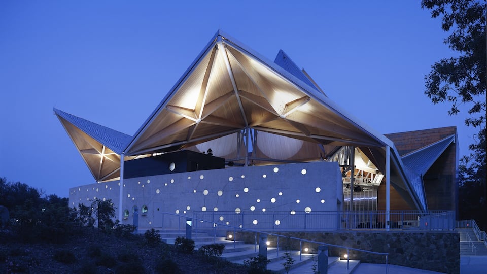 Rockford mostrando arquitetura moderna, cenas noturnas e cenas de teatro