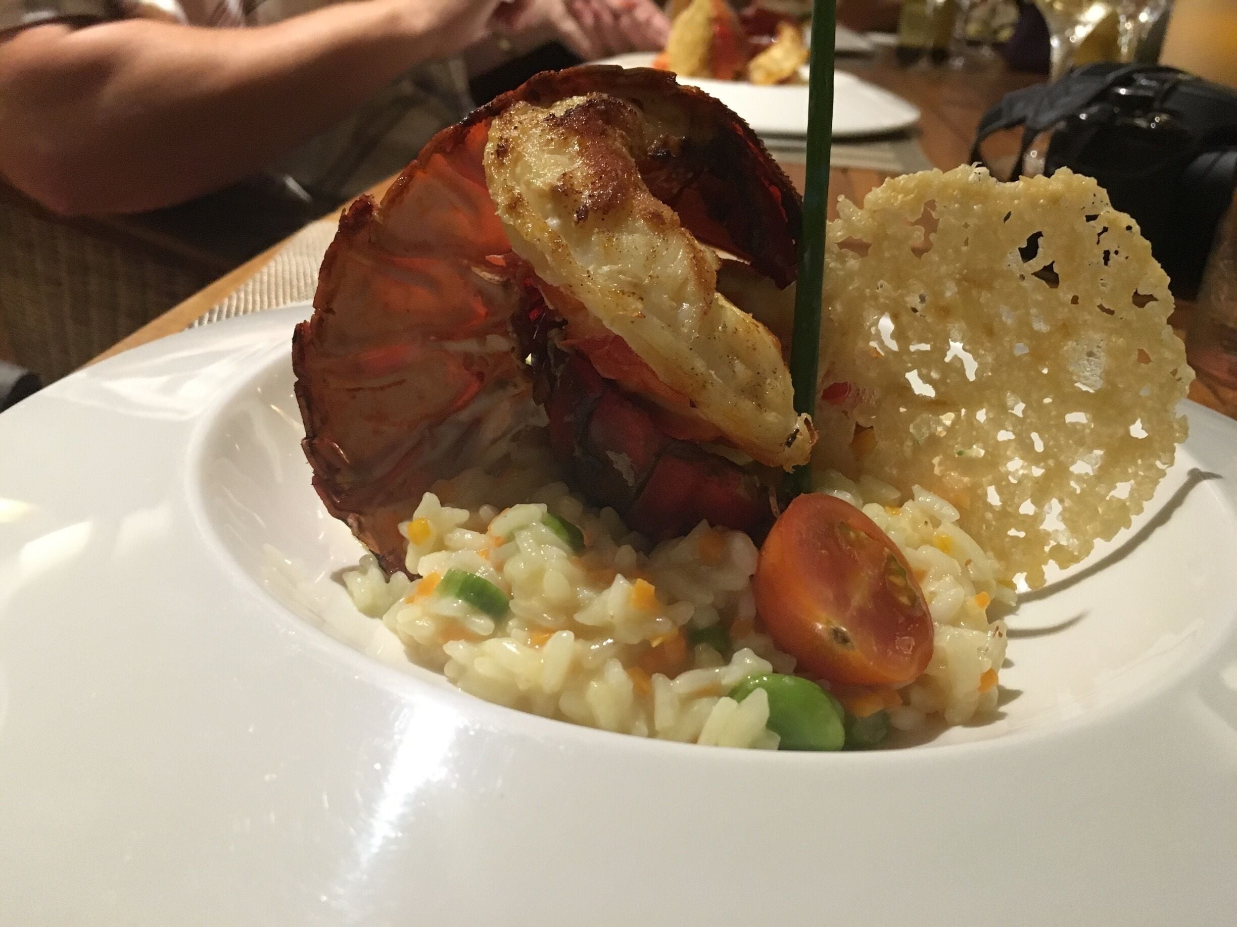 Un plato de comida con arroz, verduras y un trozo de carne.