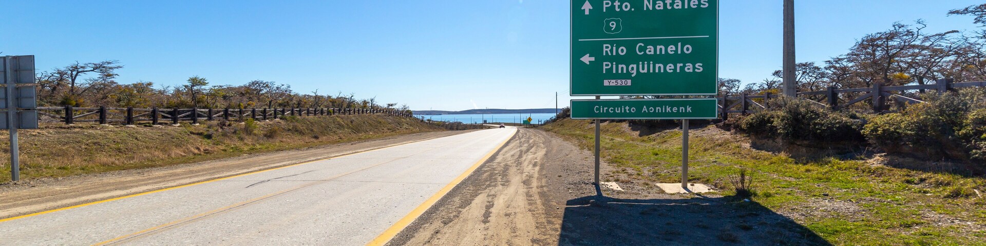 Placa de sinalização com indicações para Pto. Natales, Rio Cañeño e Pinguineras.