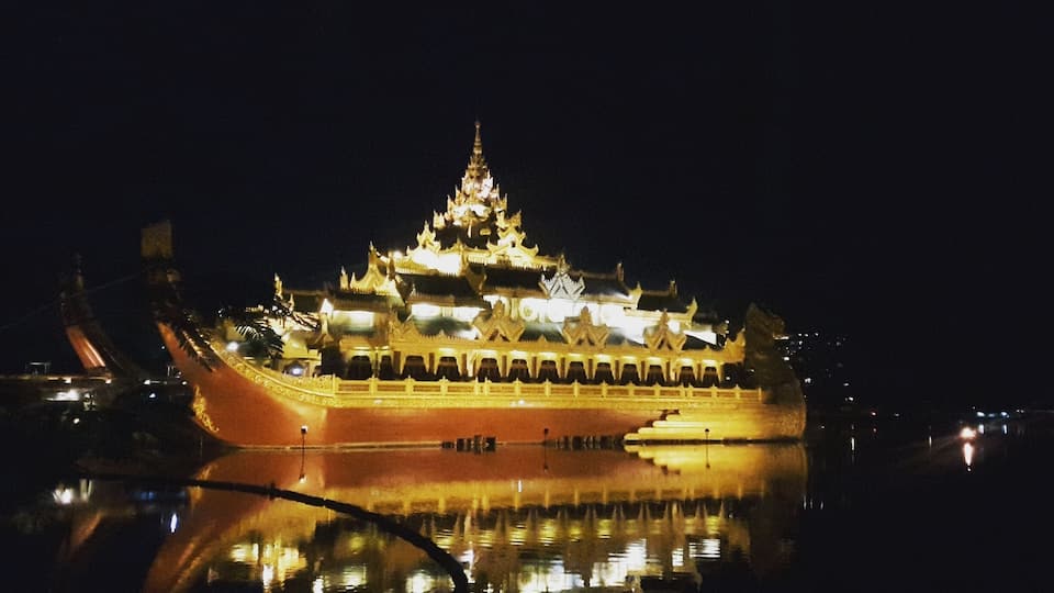 Dinner by the lake side with this view right in front of me. @myanmartourism
#mitalistraveldiary #travelislife #lovingit #lovetheworld #lovetraveling #blogging #travelblogging #bloggers #bloggerstyle #travelblogger #femaletraveler #femaletravelbloggers #solotrip #vacationmode #travel #travelersnotebook #travelersdiary #traveler #natgeoyourshot #airbnboftheday #myanmar #myanmartourism