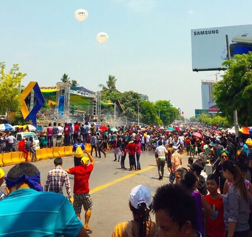 The features of water festival in the month of April , so many people as the enjoyments with the day of water festival . 