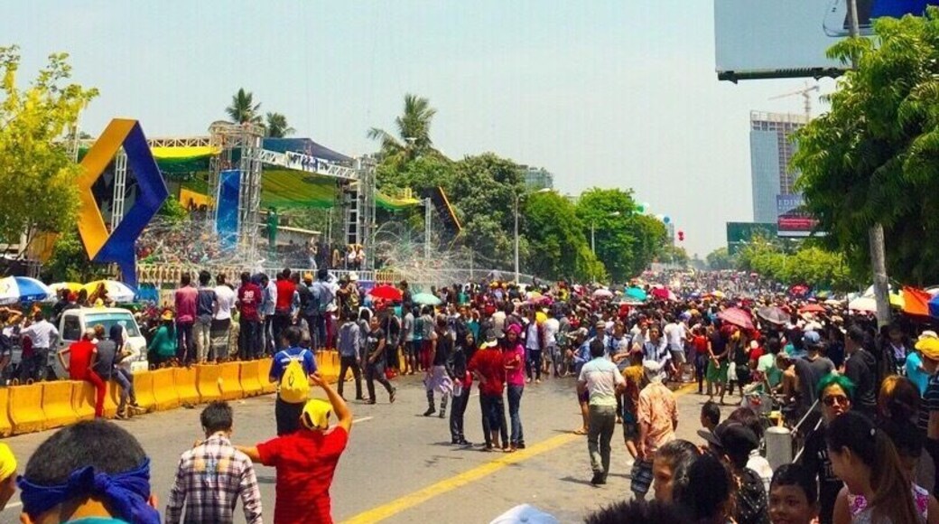 The features of water festival in the month of April , so many people as the enjoyments with the day of water festival .