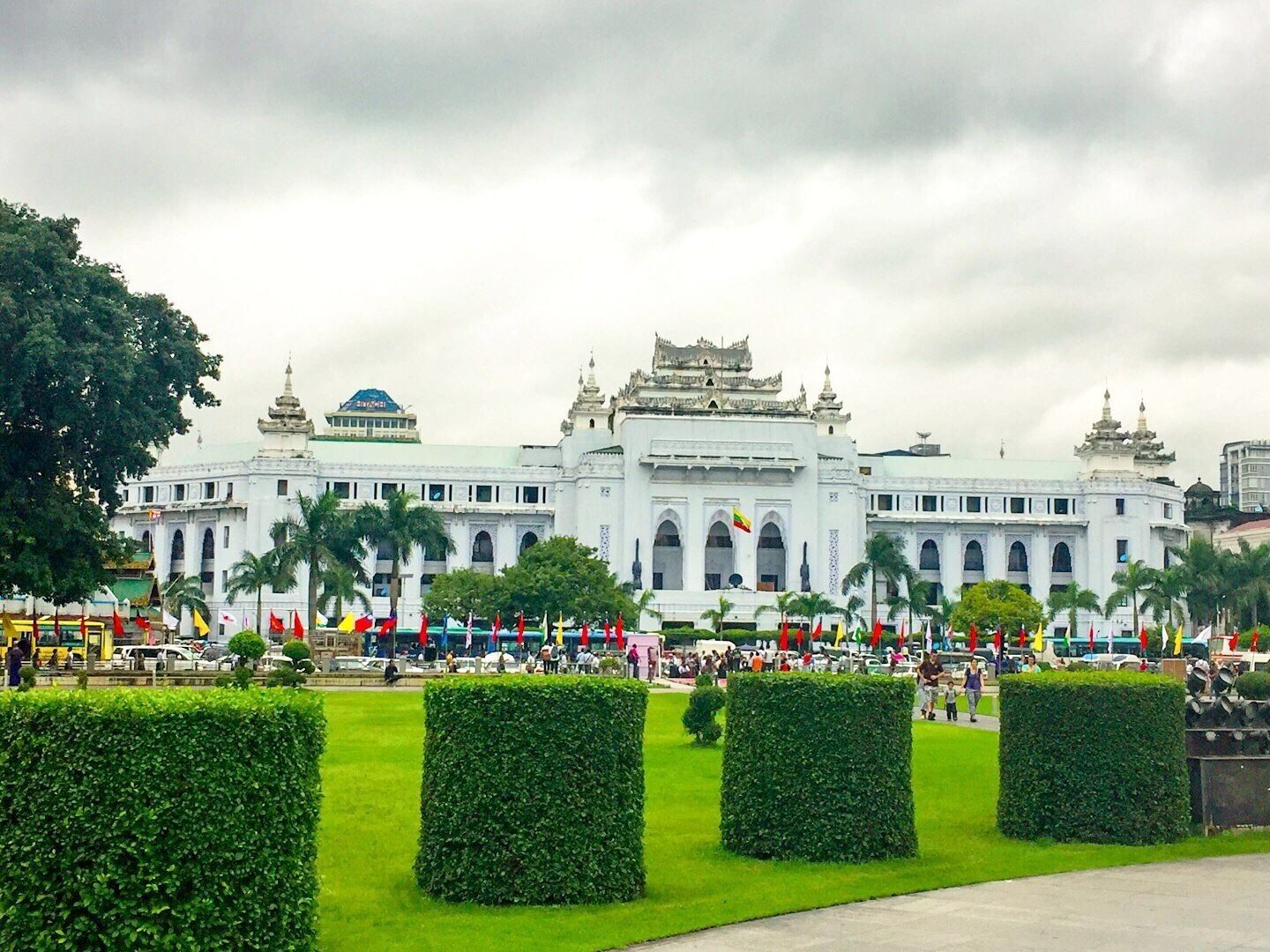 The Yangon City Hall ( YCDC ) is a great example British colonial architecture , the construction of this building started in 1926 and ended in 1936 , The views from my visit in Maha Bandoola Garden . 