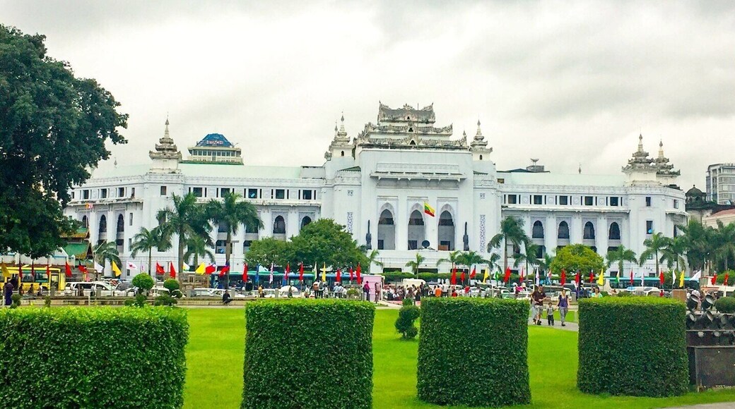 The Yangon City Hall ( YCDC ) is a great example British colonial architecture , the construction of this building started in 1926 and ended in 1936 , The views from my visit in Maha Bandoola Garden .