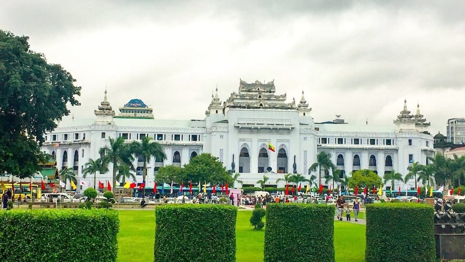 The Yangon City Hall ( YCDC ) is a great example British colonial architecture , the construction of this building started in 1926 and ended in 1936 , The views from my visit in Maha Bandoola Garden .