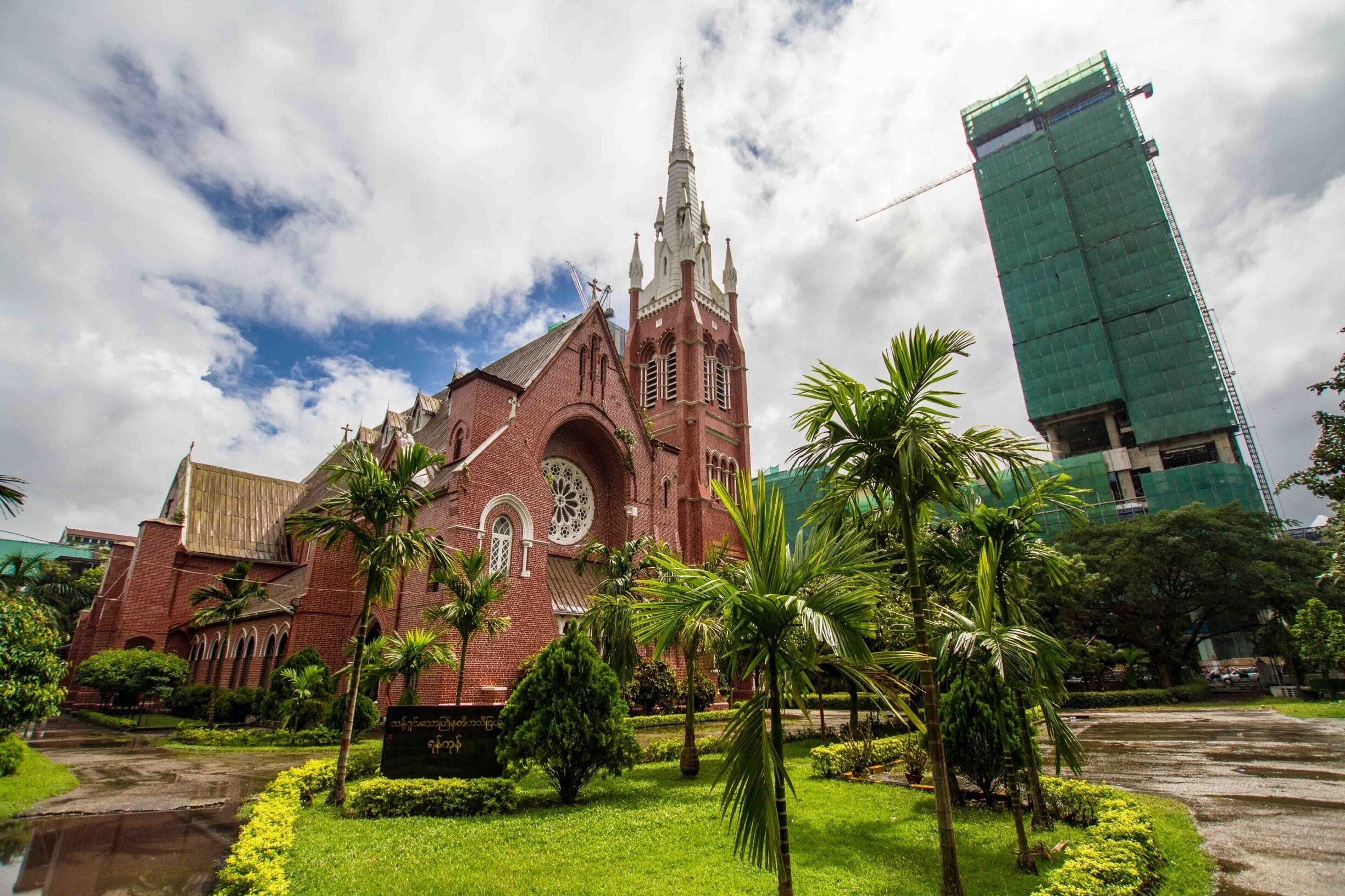 The Holy Trinity Cathedral in #Yangon, #Myanmar 🇲🇲 looks really out of place, not only for being a #Christian centre in a #Buddhist-majority country, but also for its classical #architecture among modern buildings.
#LifeAtExpedia