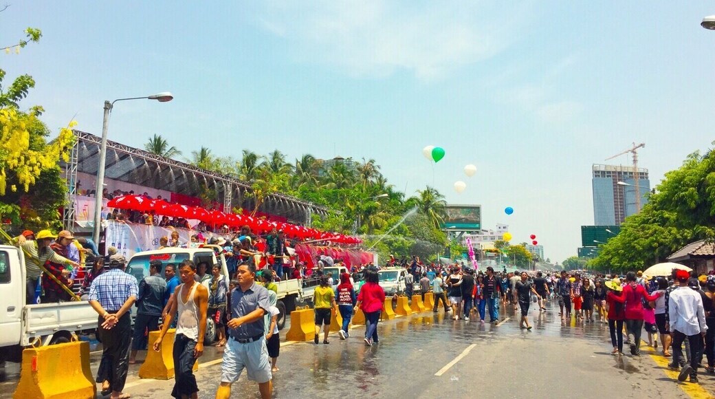 The features of water festival in the month of April , so many people as the enjoyments with the day of water festival .