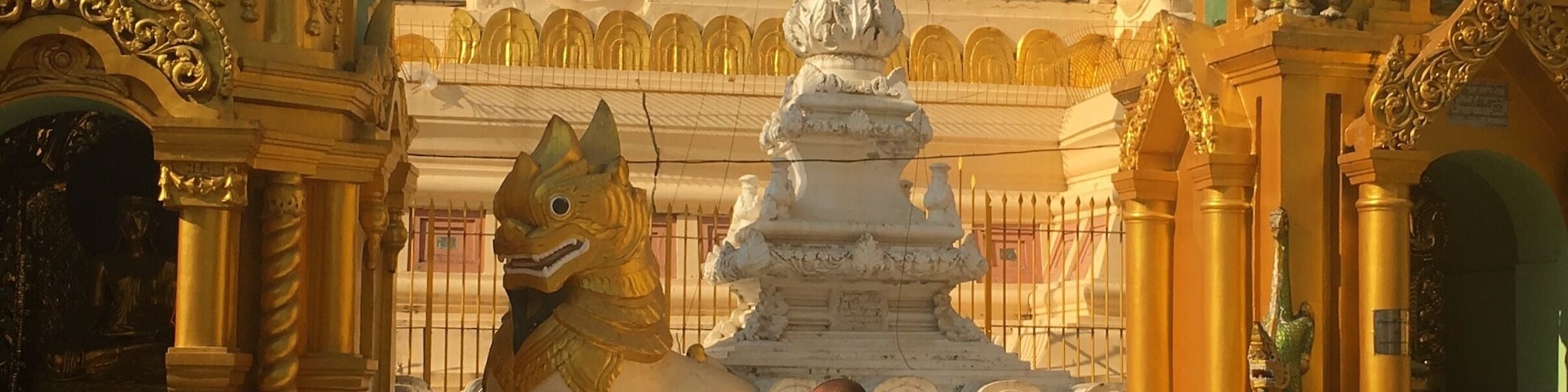 When I stepped off the elevator onto the main terrace of the temple to this dazzling explosion of gold I didn't know where to look first. The stupa, which enshrines eight hairs of Gautama Buddha, is encrusted with over 5000 diamonds, 2000 rubies, sapphires and other gems. At the very top sparkles a 76-carat diamond. ✨💎🐉🇲🇲