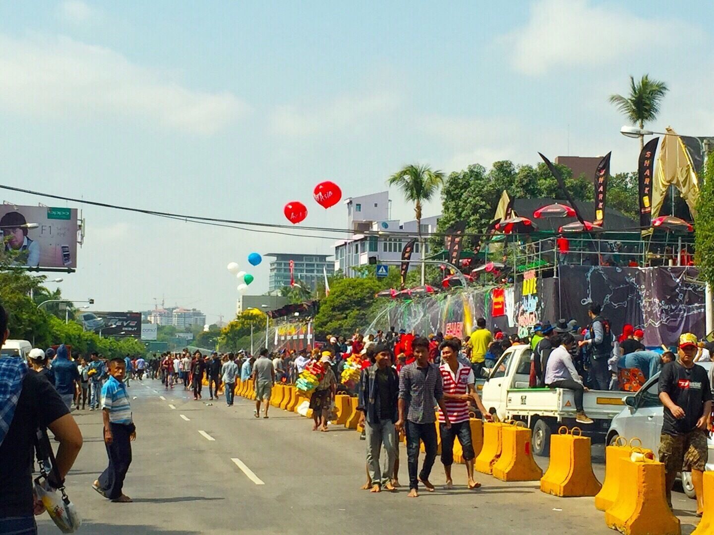 The features of water festival in the month of April , so many people as the enjoyments with the day of water festival . 