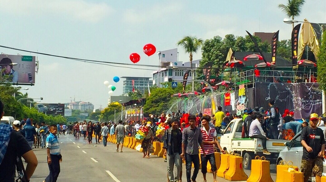 The features of water festival in the month of April , so many people as the enjoyments with the day of water festival .