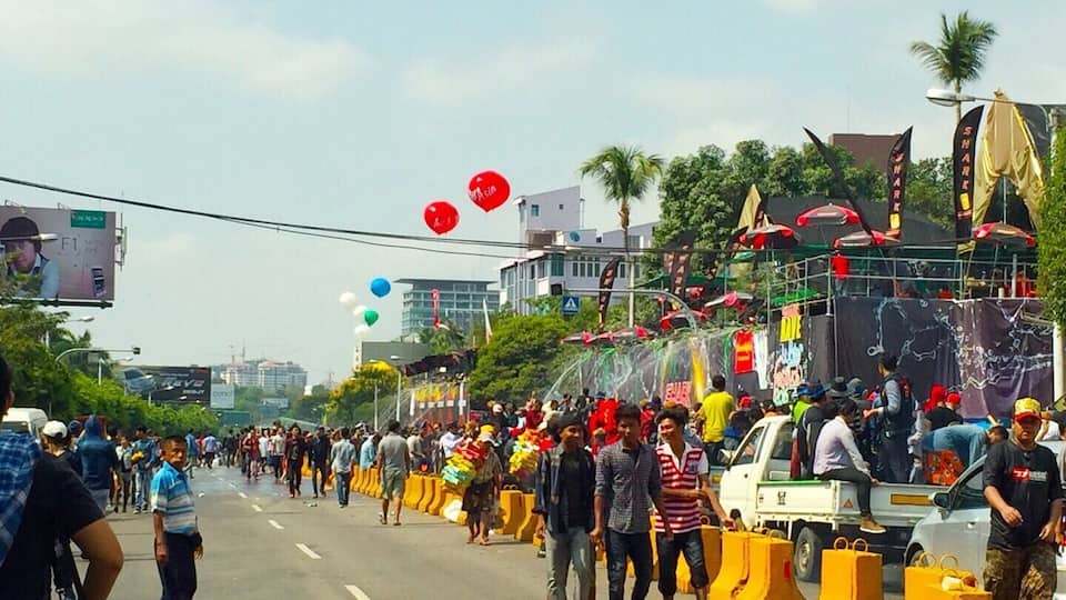 The features of water festival in the month of April , so many people as the enjoyments with the day of water festival .