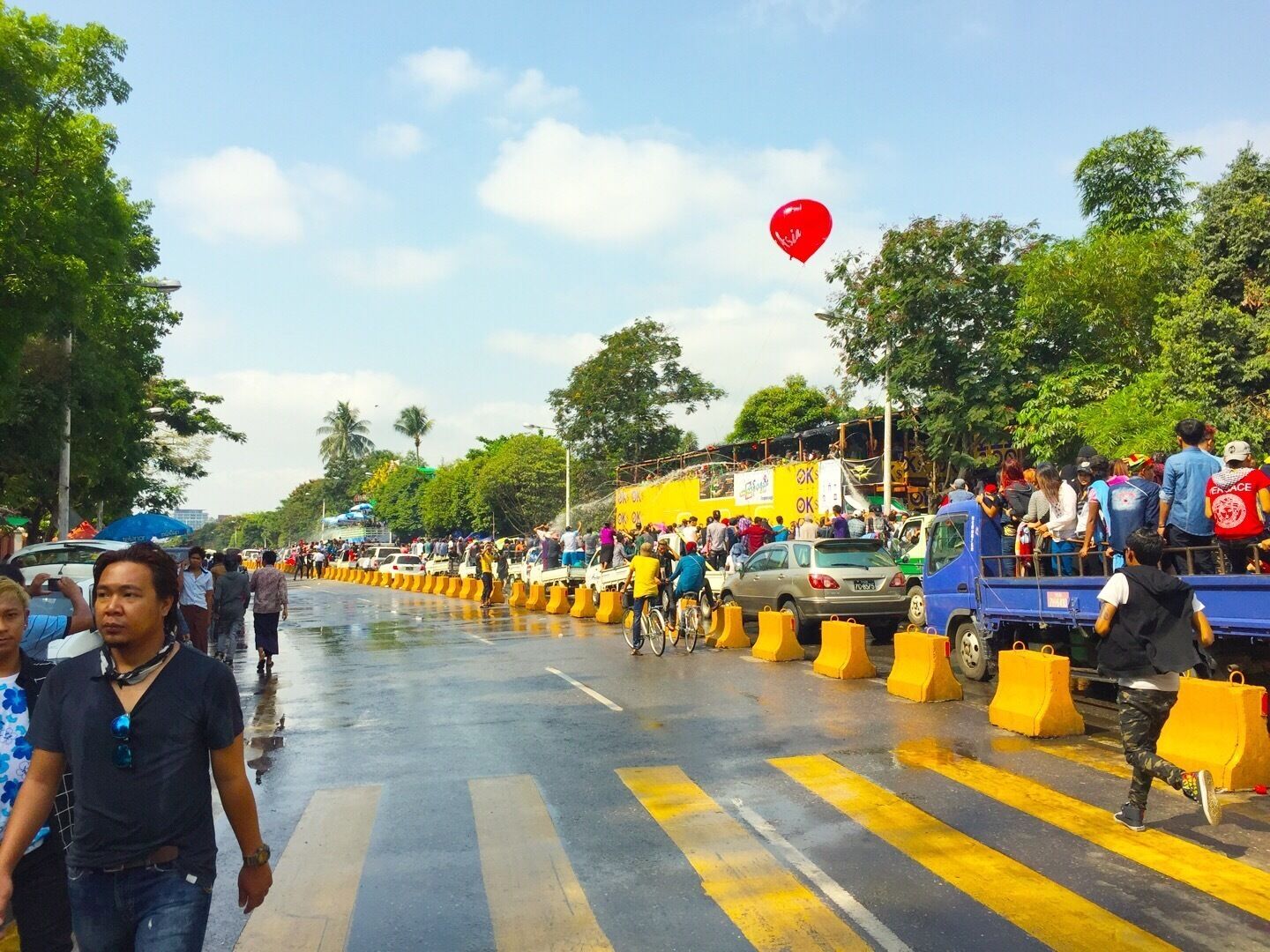 The features of water festival in the month of April , so many people as the enjoyments with the day of water festival . 