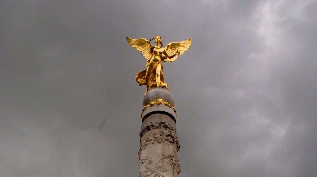 Inaugurated in 1906, the Subé Fountain stands 17 meters high. At its center is a crowned woman draped in cloth, symbol of Reims. Its construction required the removal of the statue of Marshall Drouet d’Erlon whose name was then attributed to the square. The fountain is named after Auguste Subé who donated 200,000 gold franks to the city to erect the monument.
During WWI, the Subé Fountain remained in tact whereas everything around it was completely destroyed. Today, the Subé Fountain is a veritable symbol of Reims along with the city’s cathedral and Smiling Angel statue.