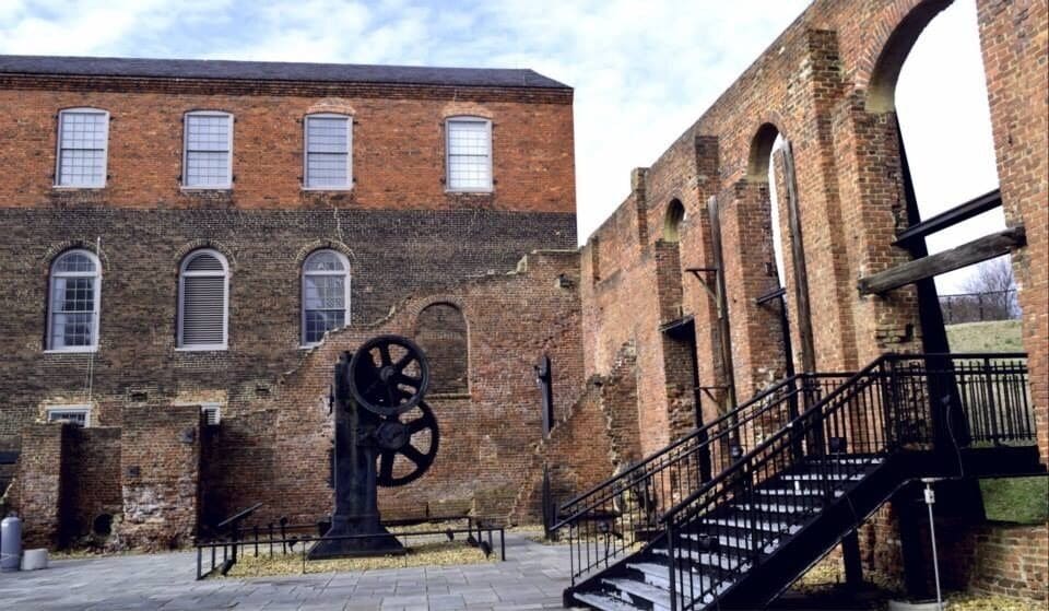 The back part of the historic building. You can see all age with the bricks and when they were replaced over the years. Richmond got hit pretty badly during the civil war. #weekendgetaway