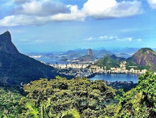 Here you can see at the same time the statue of the Christ, the Redemeer and Sugar Loaf mountain.