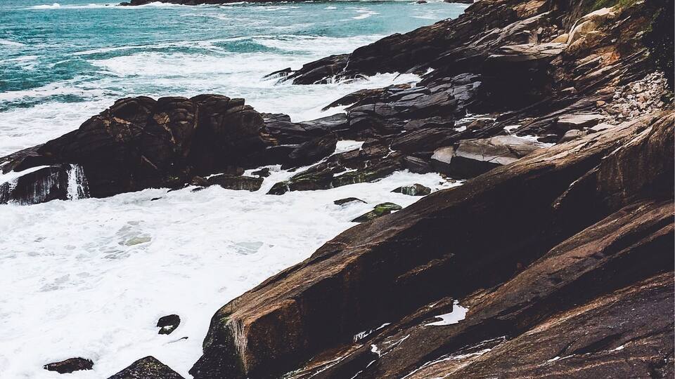 Awesome place, you can see leblon/ipanema beach, and on the other side see this rocked shore and Vidigal favela...
