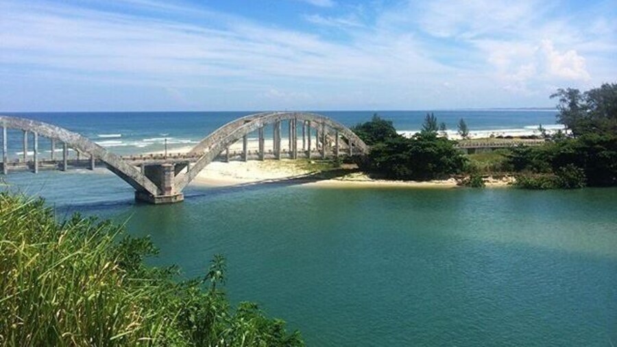Esse lugar é incrível, ainda é um local secreto, até mesmo para os cariocas. Fica localizado em Guaratiba no RJ e é reserva ecológica. As pessoas podem nadar até a ponte. Depois da ponte o acesso só é permitido para os militares.