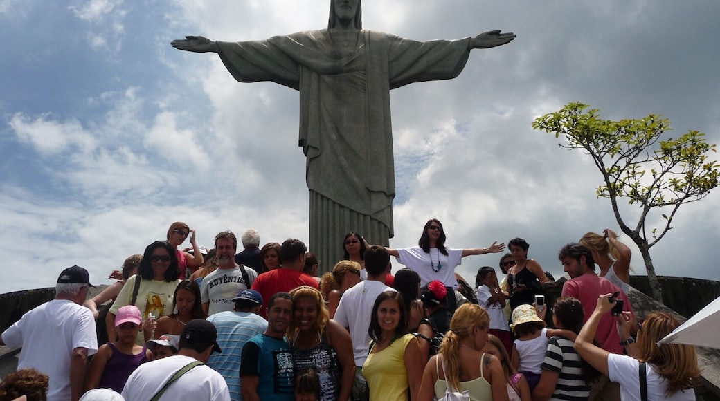 The statue is so tall that you can take picture with or without people. Here I'm showing you the reality in summer time.
La estatua es tan alta que se puede tomar fotos con o sin gente . Aquí les muestro la realidad en época de verano.
#NationalPark
#CristoRedentor
#RealDeal