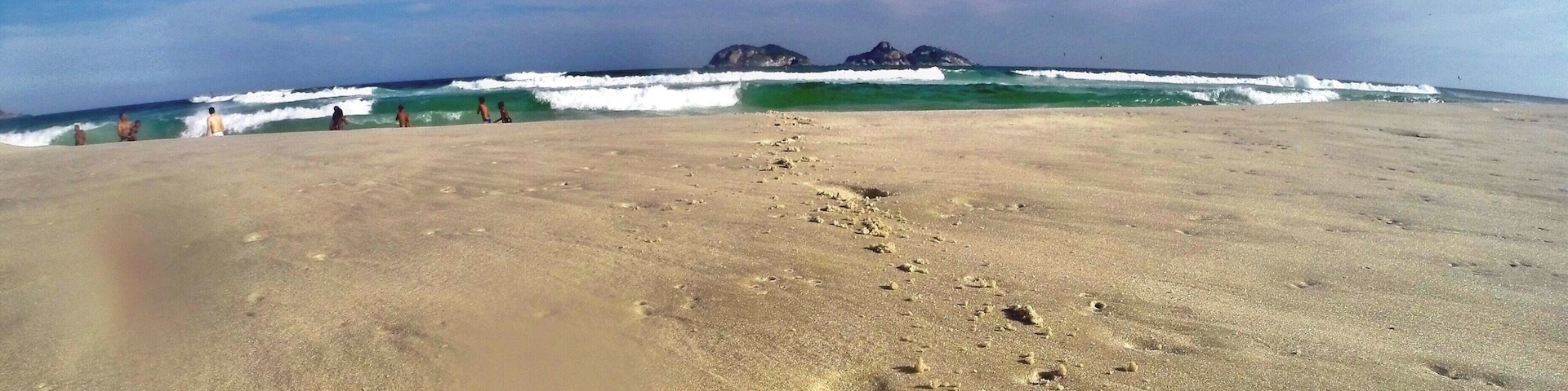 Praia da Barra da Tijuca, localizada no RJ.