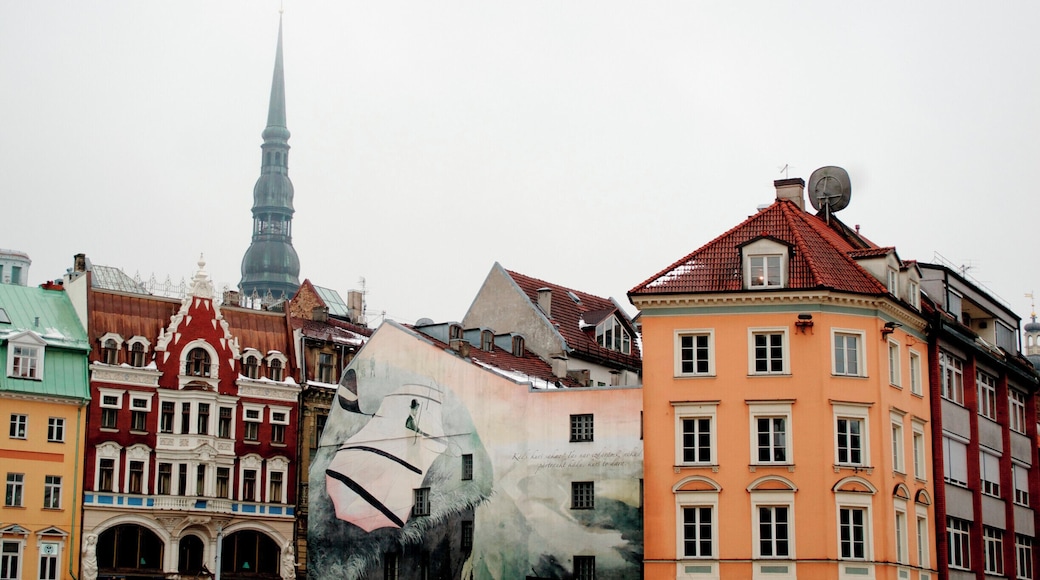Riga's old town is perhaps not really a hidden gem, but it's very nice to walk around in none the less (so much artdeco!)