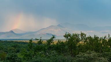 Regenbogen über dem Waterberg Gebirge in Südafrika