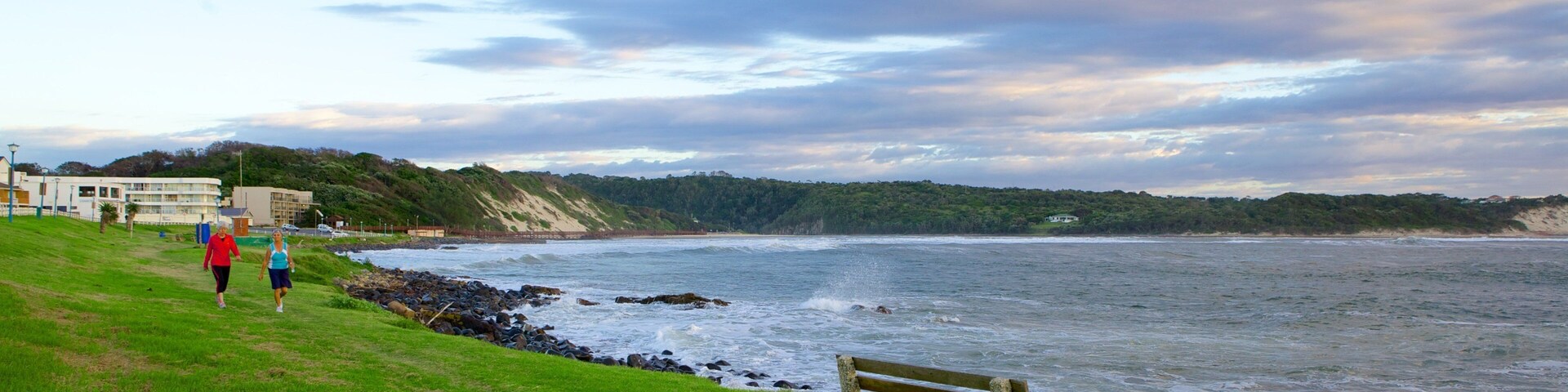 Gonubie mettant en vedette baie ou port et vues littorales