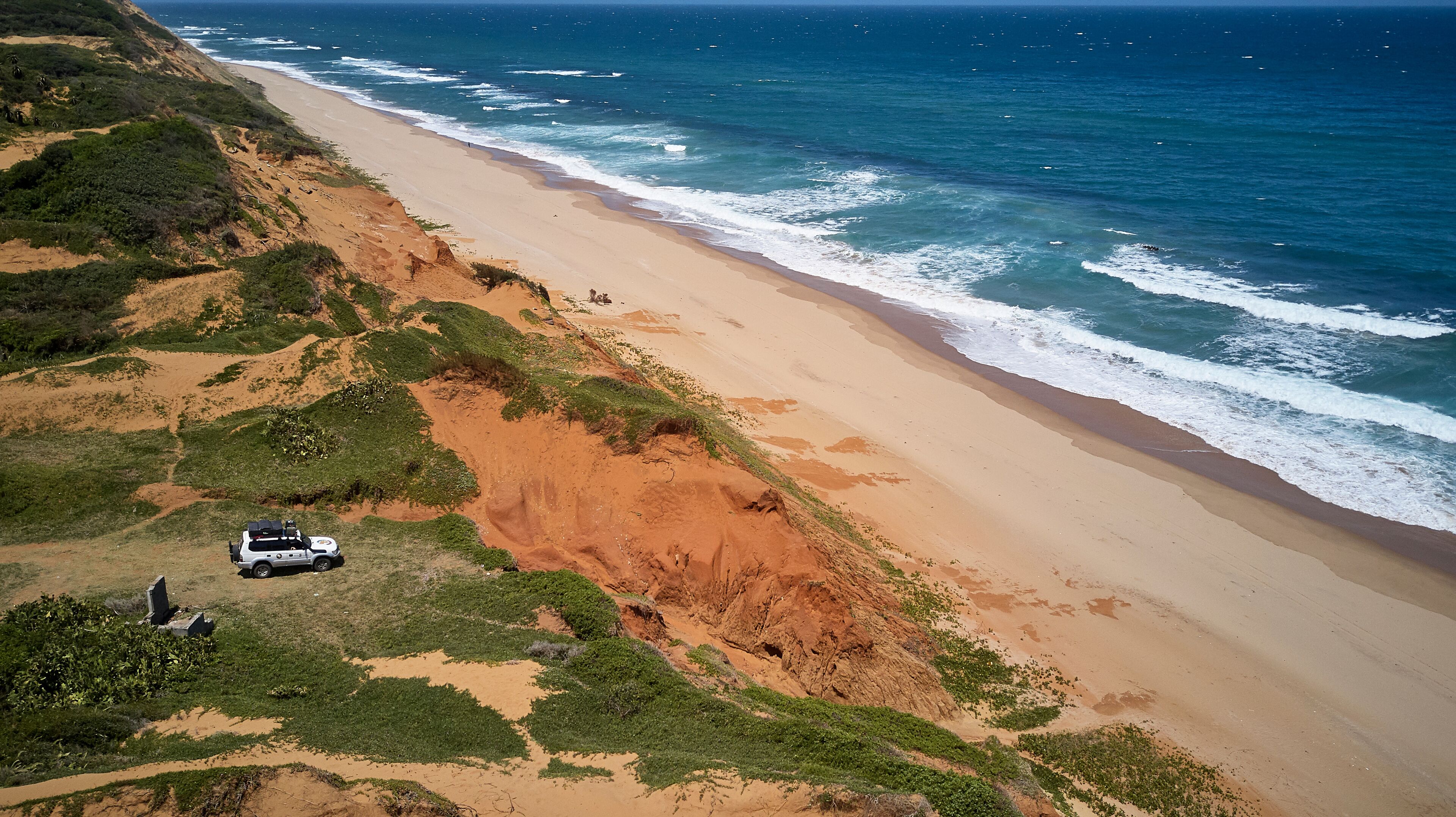 Jeep on dunes in front of the Indic Ocean, Xai-Xai, Mozambique