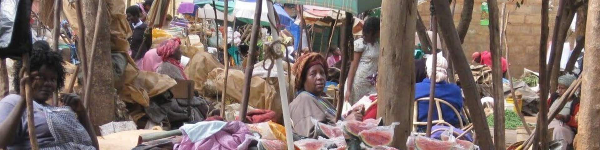 Open food market in Machakos, Kenya. You can find over there delicious avocados, bananas, kiwis and some vegetables and enjoy meeting kind and warm people. #TroverFoodies
