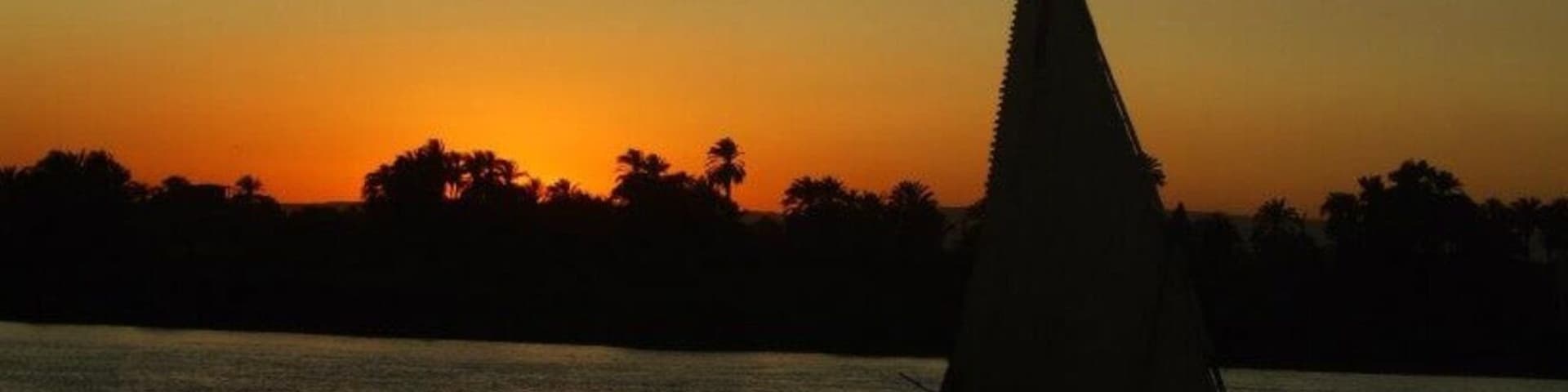 Um veleiro em águas calmas durante o pôr do sol.