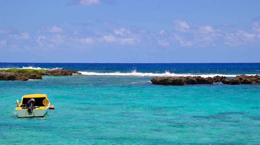 Port Vila mettant en vedette côte rocheuse et navigation